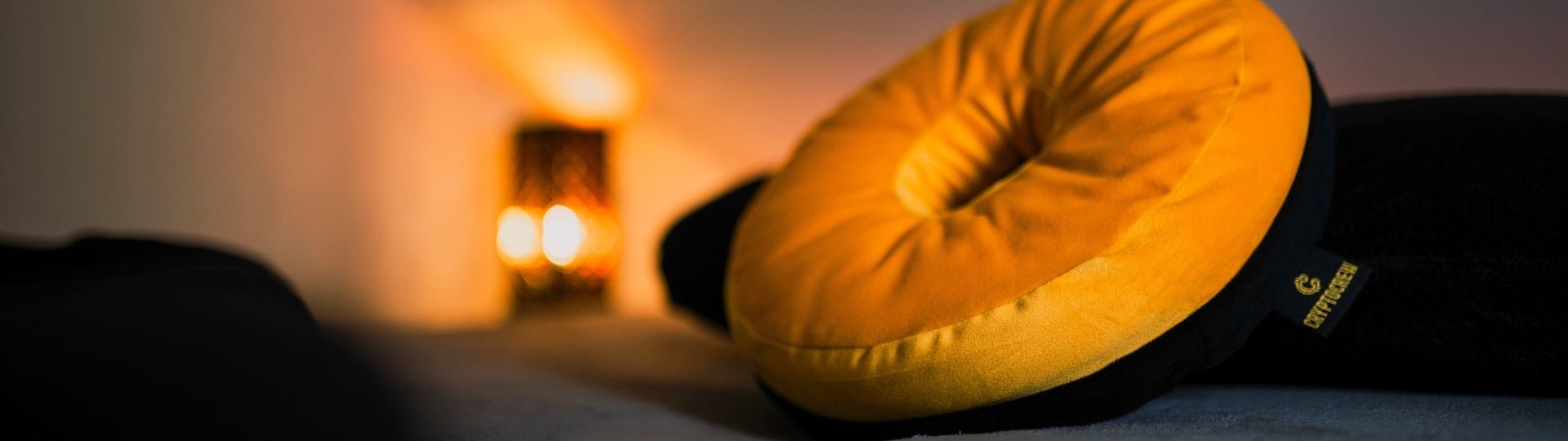 Piercingový polštářek se středovým otvorem pro pohodlné spaní při hojení ucha